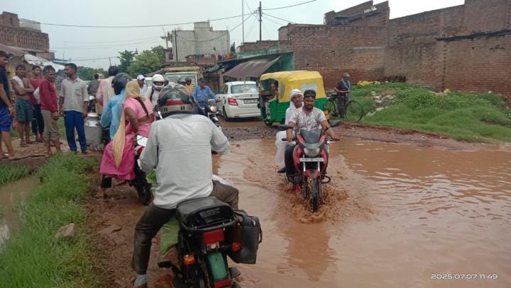 The road became a pond, the vehicle got stuck and there was a jam