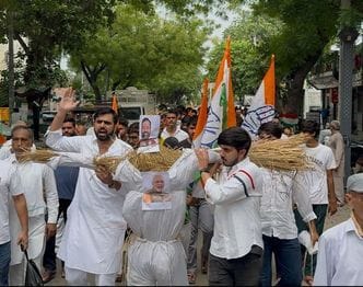 Youth Congress took out a protest march against crime and inflation, burnt the effigy of the government
