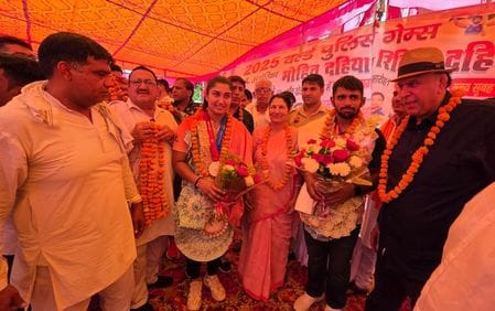 The MLA felicitated the players in Khedi Manajat