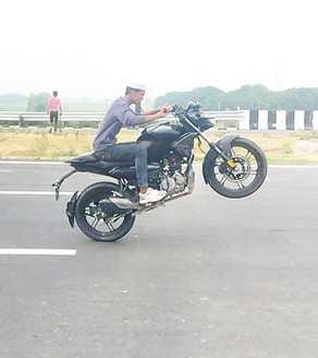 Ganga Expressway has become a possession of stuntmen, they spend lakhs on stunts