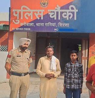  गुमशुदा युवक को सकुशल सौंपती पुलिस। 