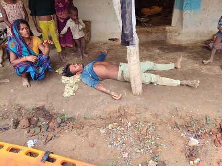 दबंगों की पिटाई में घायल युवक।