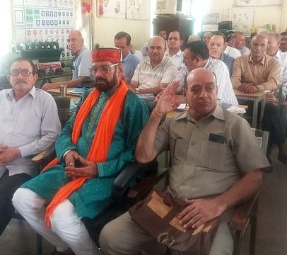 हिमाचल परिवहन सेवानिवृत कर्मचारी कल्याण मंच की बैठक में मौजूद पेंशनर। स्रोत : मंच