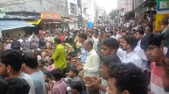 हिंदू संगठन के लोगो ने सड़क पर बैठकर किया हनुमान चालीसा का पाठ