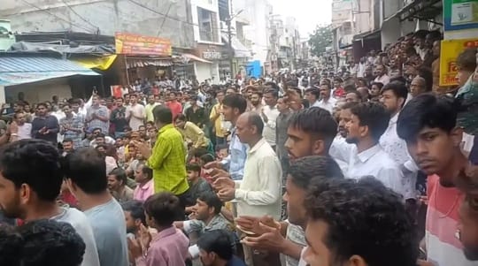 हिंदू संगठन के लोगो ने सड़क पर बैठकर किया हनुमान चालीसा का पाठ