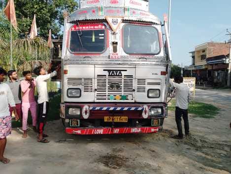 Video of selling urea for Rs 200 from a truck goes viral, investigation begins