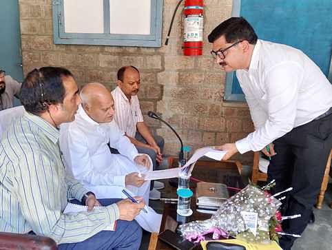 जवाली में बैठक के दौरान जानकारी लेते कृषि मंत्री प्रो. चंद्र कुमार। -स्रोत: जागरूक पाठक