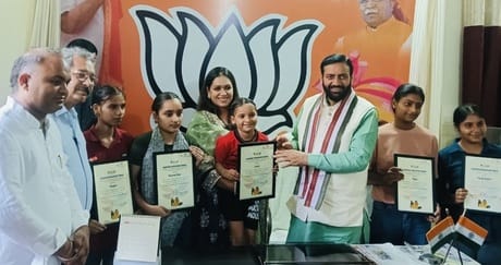 Chief Minister gave lifetime scholarship to five daughters of the district