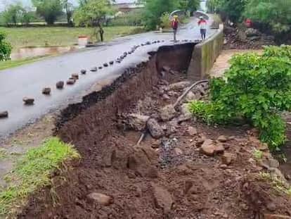 bridge of Bacheli Nala was damaged due to rain in Dindori, vehicular movement on Kusera-Dhama road was closed