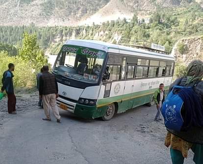 The bus failed again, the employees walked two kms to reach the office