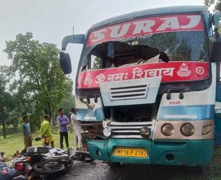 Bus collided with bike, two bike riders died on the spot, incident of Gohparu