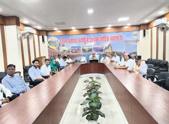 CM gave instructions for planting trees along the roads of Zilla Panchayat