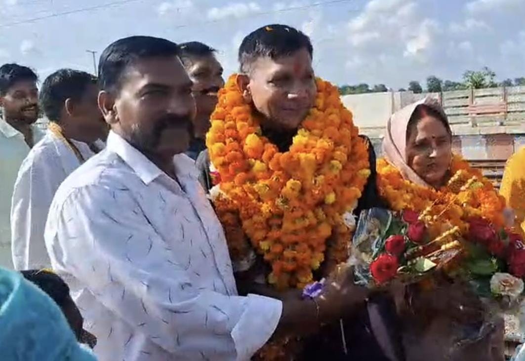 Retired Subedar returned to village, villagers welcomed him