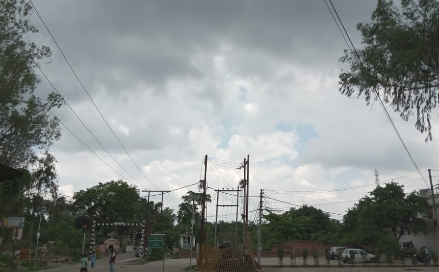 No relief from heat, chance of drizzle in 24 hours
