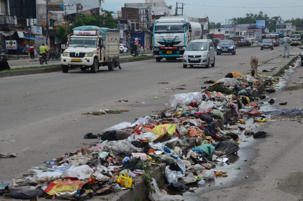 Sanitation workers' strike continues, city and highways are filled with garbage