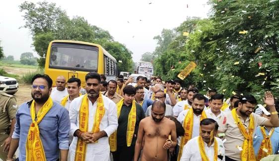 Grand welcome of Muni Nishchay Sagar Maharaj in Sardhana