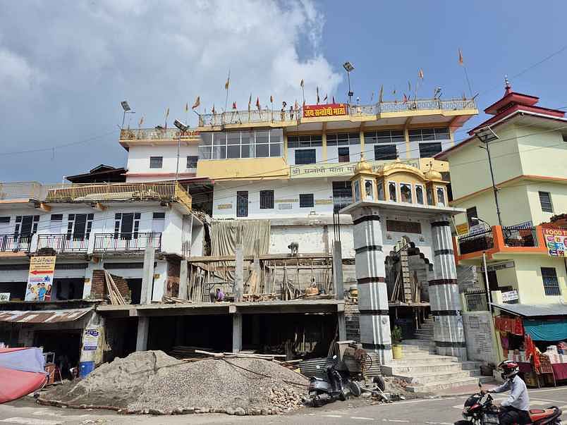 संतोषी माता मंदिर परिसर लदरौर में लिफ्ट लगाने के लिए डाला जा रहा स्लैब। संवाद