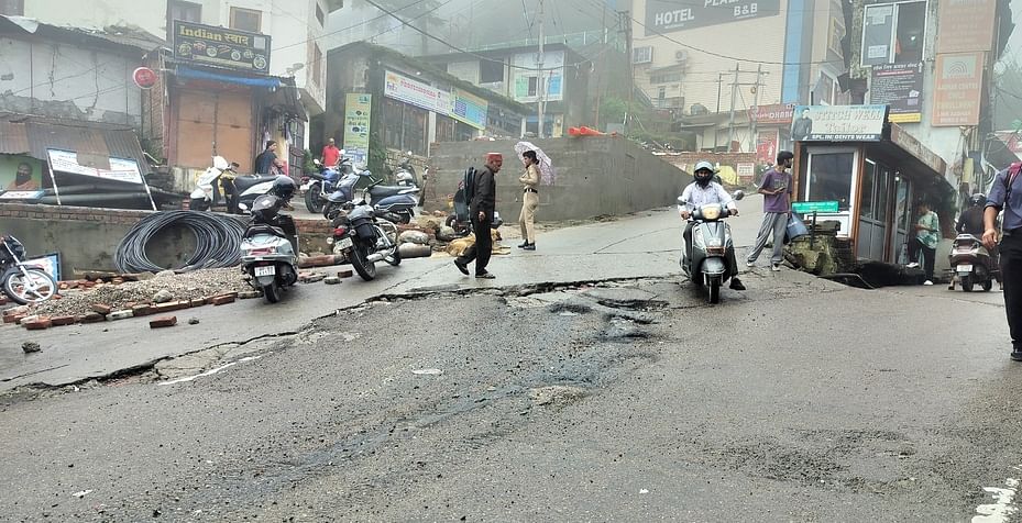 धर्मशाला के फव्वारा चौक पर पड़े गड्ढे। -संवाद