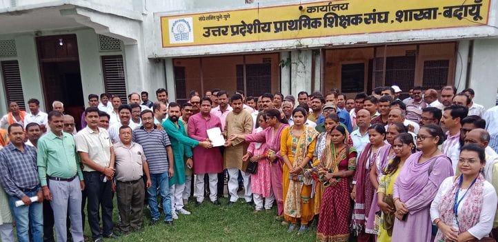 Teachers are angry over school merger, demand withdrawal of decision
