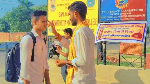 Vidyarthi Parishad workers welcomed students