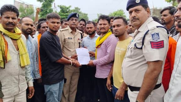 आरोपियों के खिलाफ सख्त कार्रवाई की मांग को लेकर एसडीओपी को सौंपा ज्ञापन