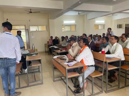 Shivpuri News: On the instructions of the Election Commission, the master trainer gave training to BLO