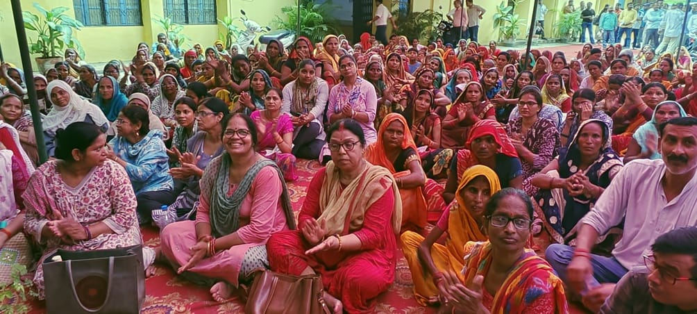 Teachers' organizations came out in protest against the adjustment of schools