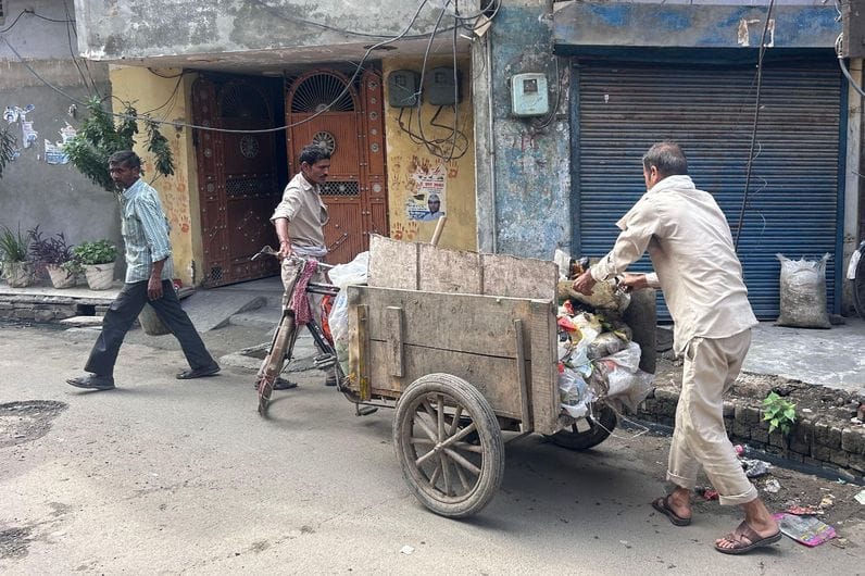 Take all 400 private workers on duty in two days, only then will garbage be collected