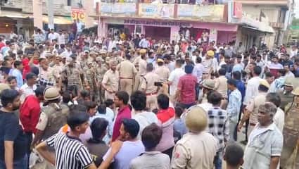 चितौड़गढ़ जिले के डूंगला स्थित शिव मंदिर में तोड़फोड़ के बाद आक्रोशित लोगों ने किया प्रदर्शन