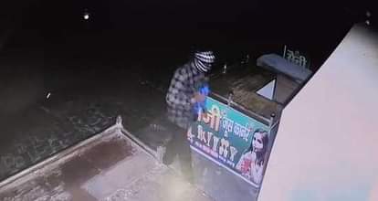 Locks of seven shops broken, goods and cash stolen, thief caught on CCTV