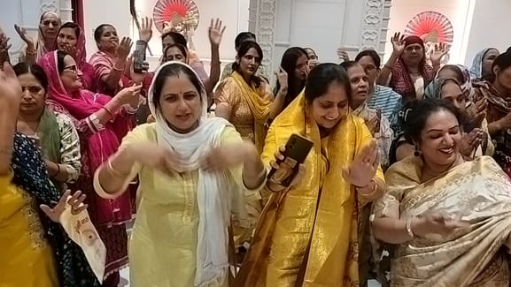 Devotees danced to the hymns on Devshayani Ekadashi