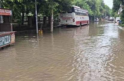 -फोटो 58 : पॉश इलाके सेक्टर-7 में भरा बारिश का पानी। संवाद