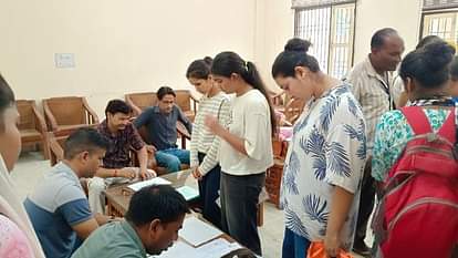 On the last day, 579 students deposited their fees in PG and 542 in women's college