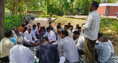 Employees held a meeting to prepare for the nationwide strike