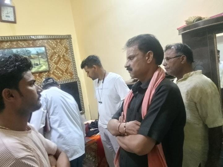 Neither the lock of the house was broken nor the latch was cut, goods worth lakhs were stolen