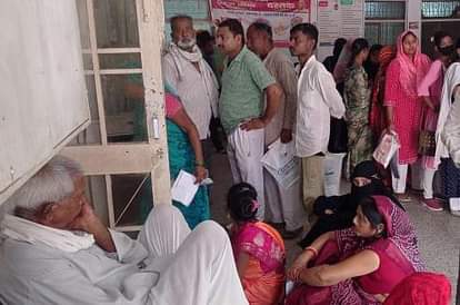 Crowd of patients gathered in the district hospital, had to wait for two and a half hours for medicine