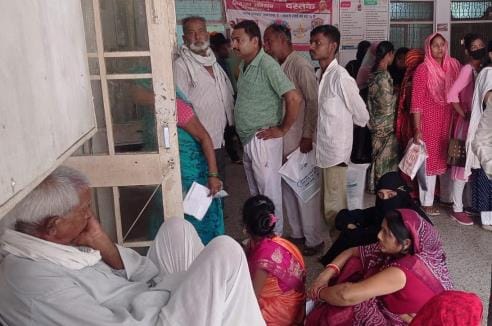 Crowd of patients gathered in the district hospital, had to wait for two and a half hours for medicine