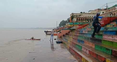 नर्मदापुरम में बारिश की वजह से नर्मदा का जलस्तर बढ़ गया है।