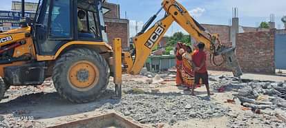जलालपुर में अतिक्रमण हटाने से जेसीबी को रोकतीं महिलाएं। संवाद