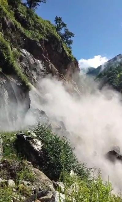 16 roads including Jauljibi-Munsiyari Highway closed, problems increased