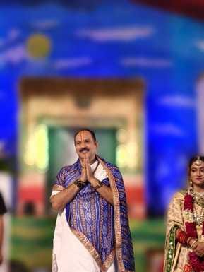 कुबेरेश्वरधाम पर पंडित प्रदीप मिश्रा।