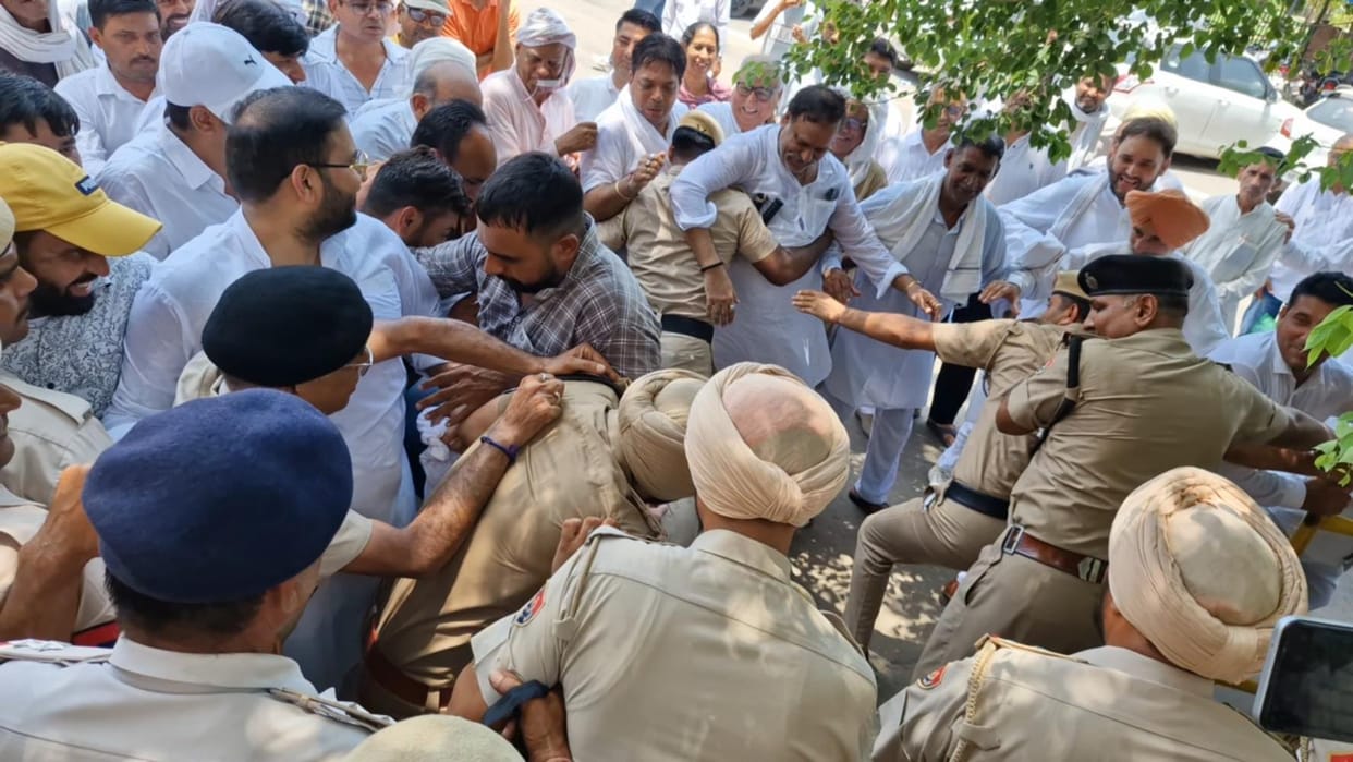 Congress leaders gheraoed the SP office, there was a scuffle with the police