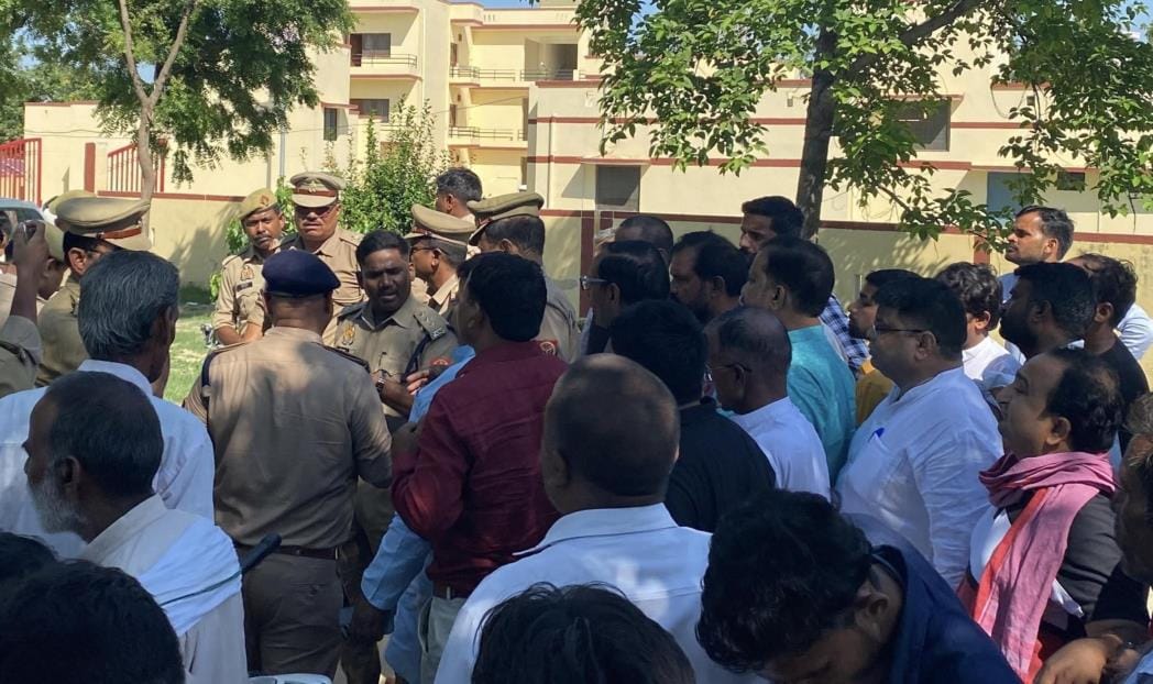 There was a ruckus outside Chandapur police station for two hours