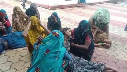 एसपी ऑफिस शिकायत लेकर पहुंचे परिजन।