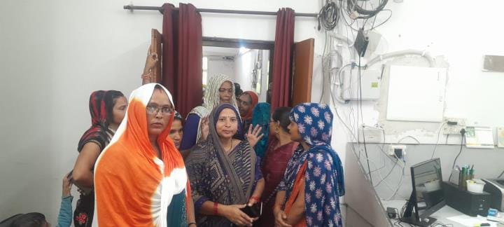 Women of the group reached Rajiv Bhawan to stop the transfer of BMM