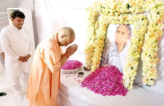 CM Yogi reached the house of the organization general secretary, expressed condolences on the death of his mother
