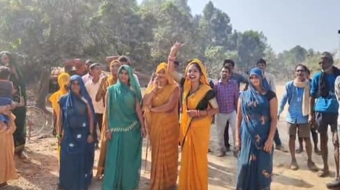 सड़कों के लिए आवाज उठातीं सीधी की महिलाएं।