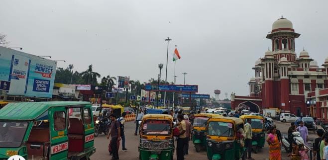 There is abundance of e-rickshaws, passengers are troubled by the arbitrariness of auto drivers