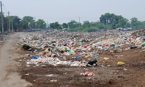 People are troubled by the garbage heap near the telephone exchange