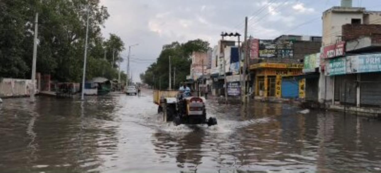 Rain caused waterlogging in the city, people are troubled